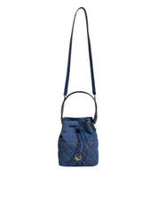 Blå quiltad läderaxelväska i denim