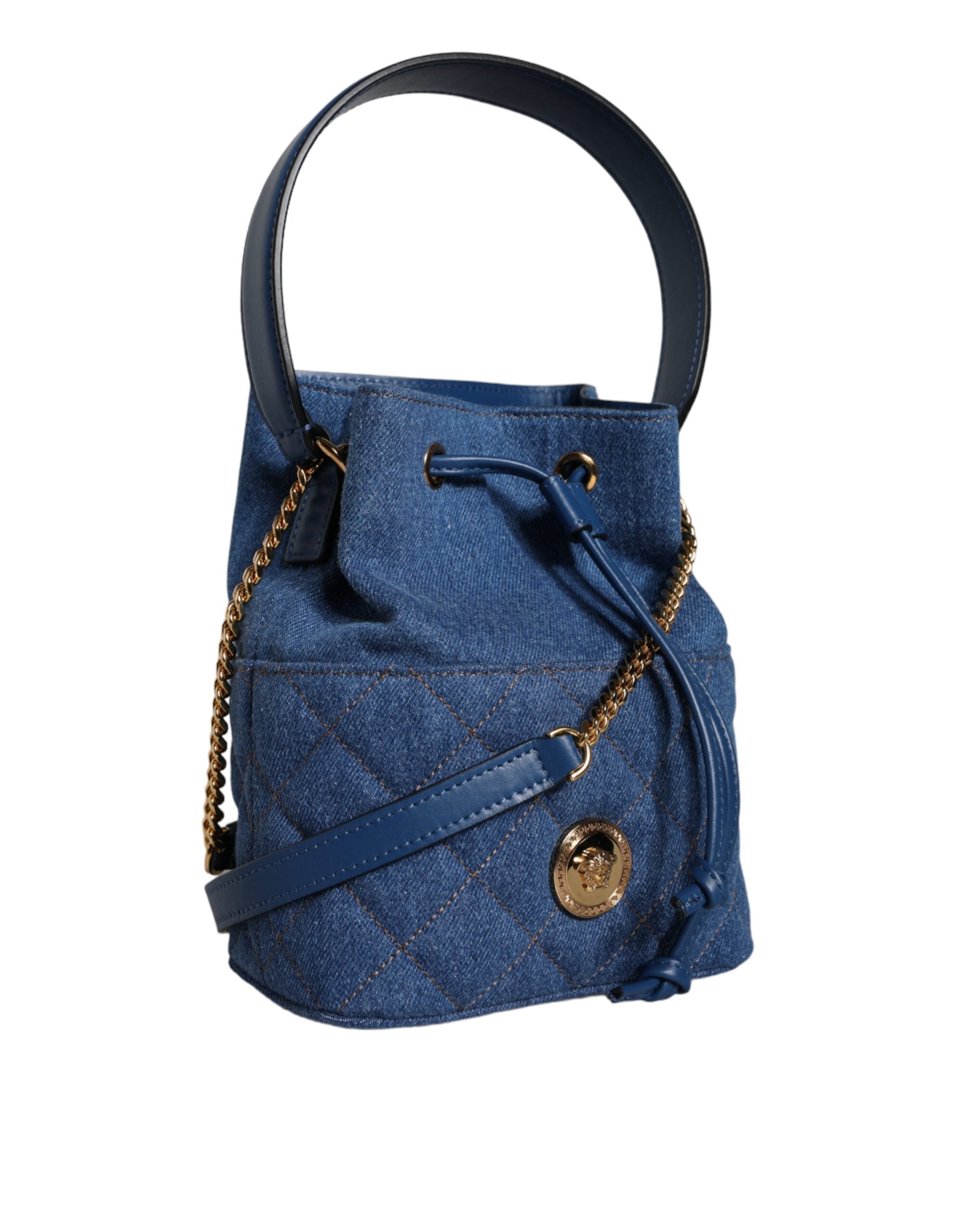 Blå quiltad läderaxelväska i denim