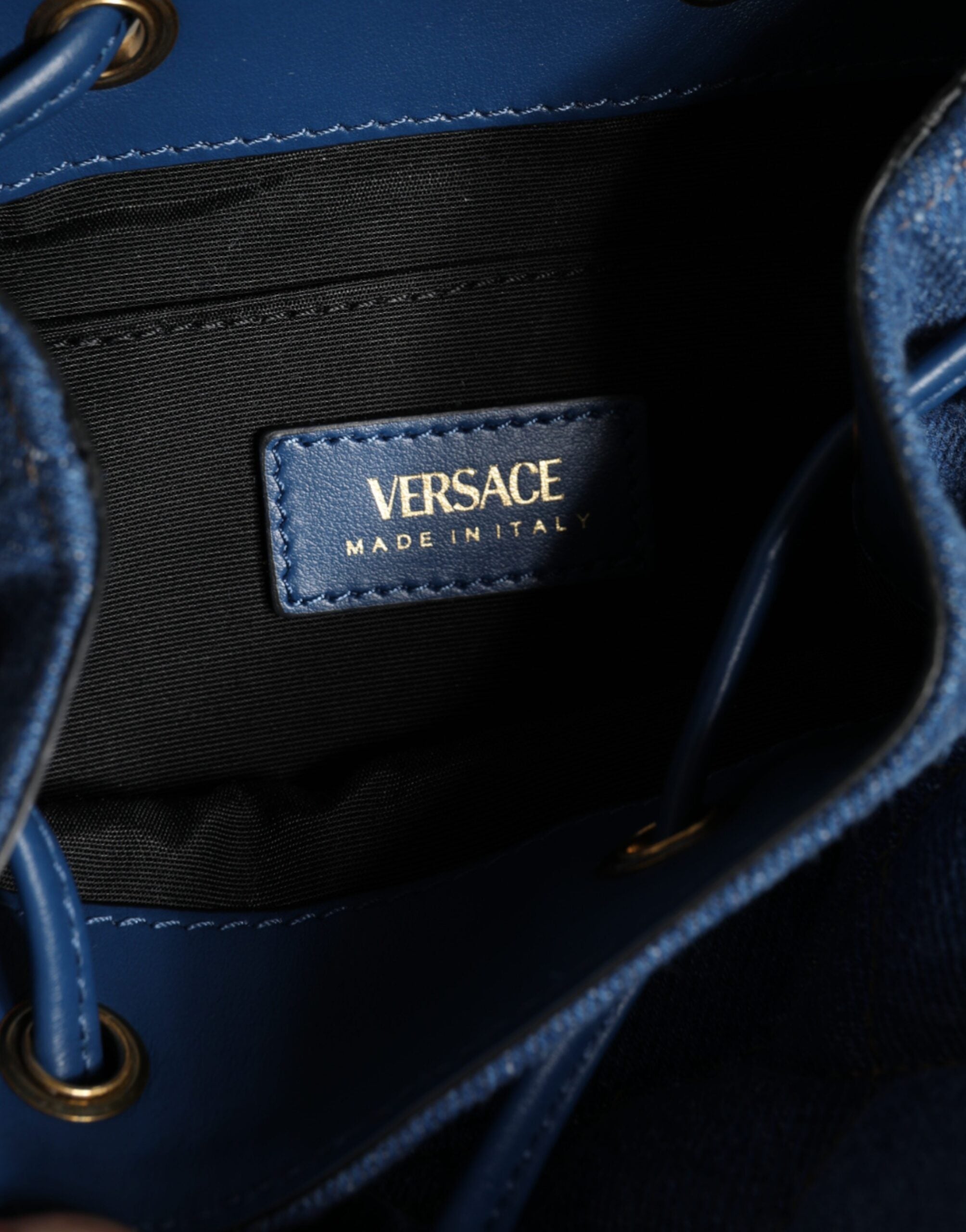 Blå quiltad läderaxelväska i denim