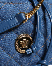 Blå quiltad läderaxelväska i denim