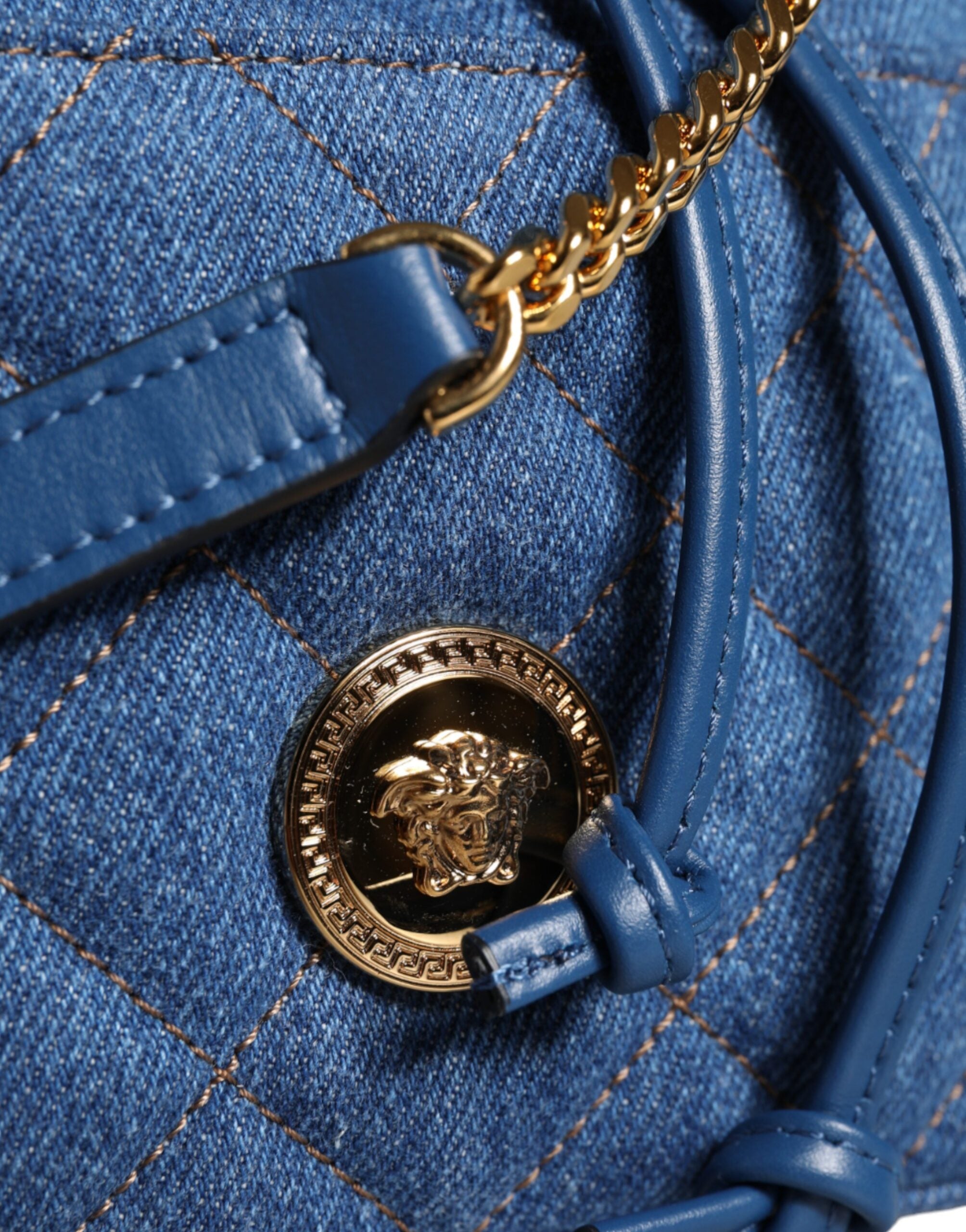 Blå quiltad läderaxelväska i denim