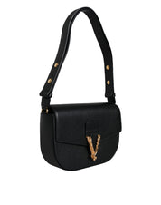 Crossbody-axelväska i svart, grovkornigt kalvskinn med logotyp