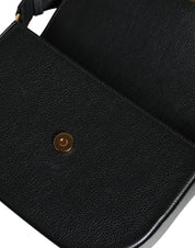 Crossbody-axelväska i svart, grovkornigt kalvskinn med logotyp