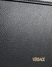 Crossbody-axelväska i svart, grovkornigt kalvskinn med logotyp