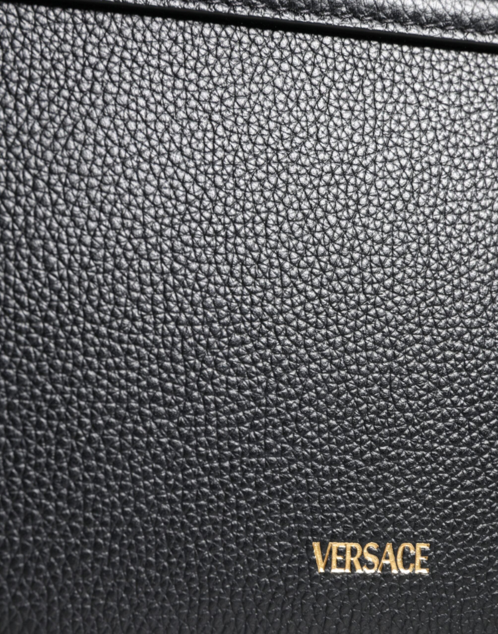 Crossbody-axelväska i svart, grovkornigt kalvskinn med logotyp