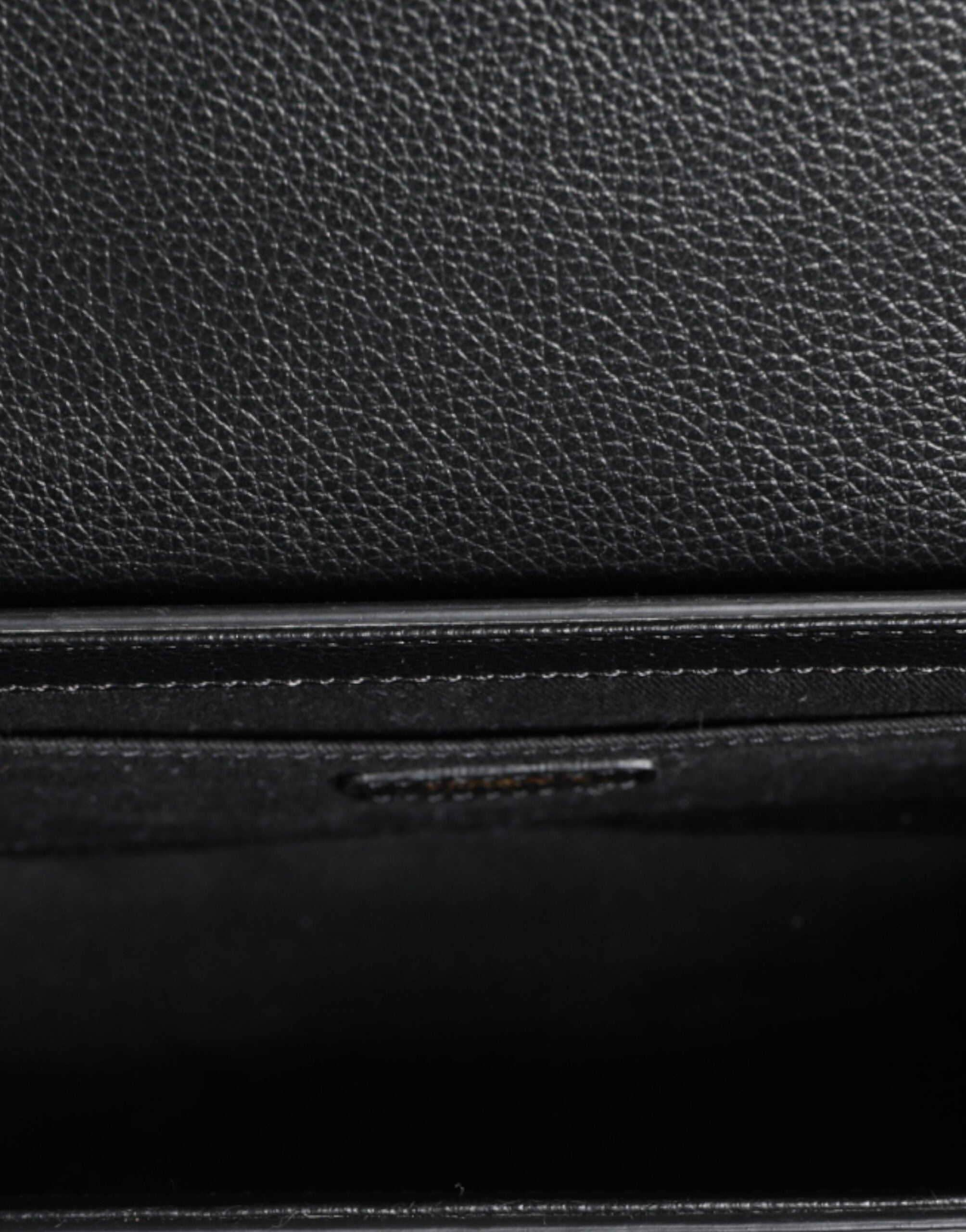 Crossbody-axelväska i svart, grovkornigt kalvskinn med logotyp