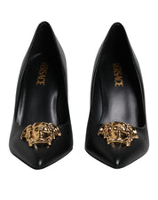 Svarta läderskor med logotyp och höga klackar