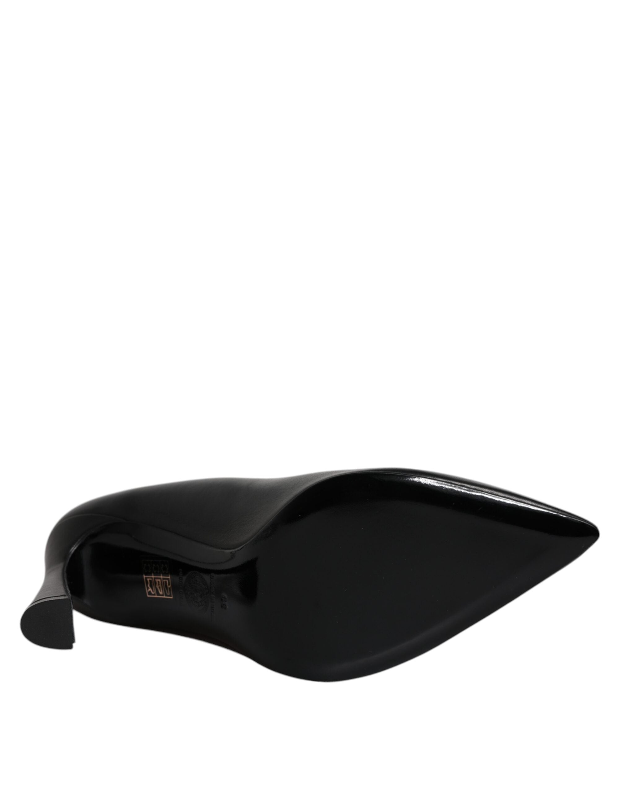 Svarta läderskor med logotyp och höga klackar