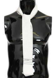 Vit prickig sidenhalsduk med smal passform och fransar