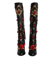 Svart läderboots med rosenbroderi och klack.