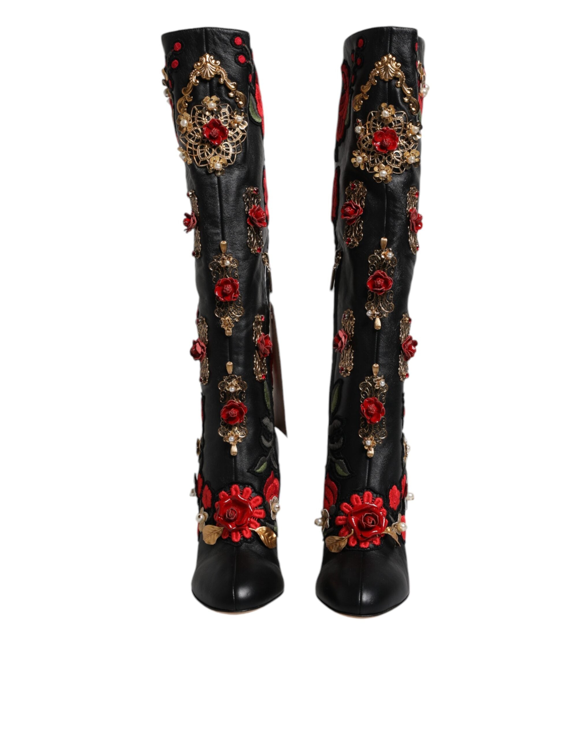 Svart läderboots med rosenbroderi och klack.