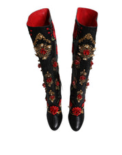 Svart läderboots med rosenbroderi och klack.