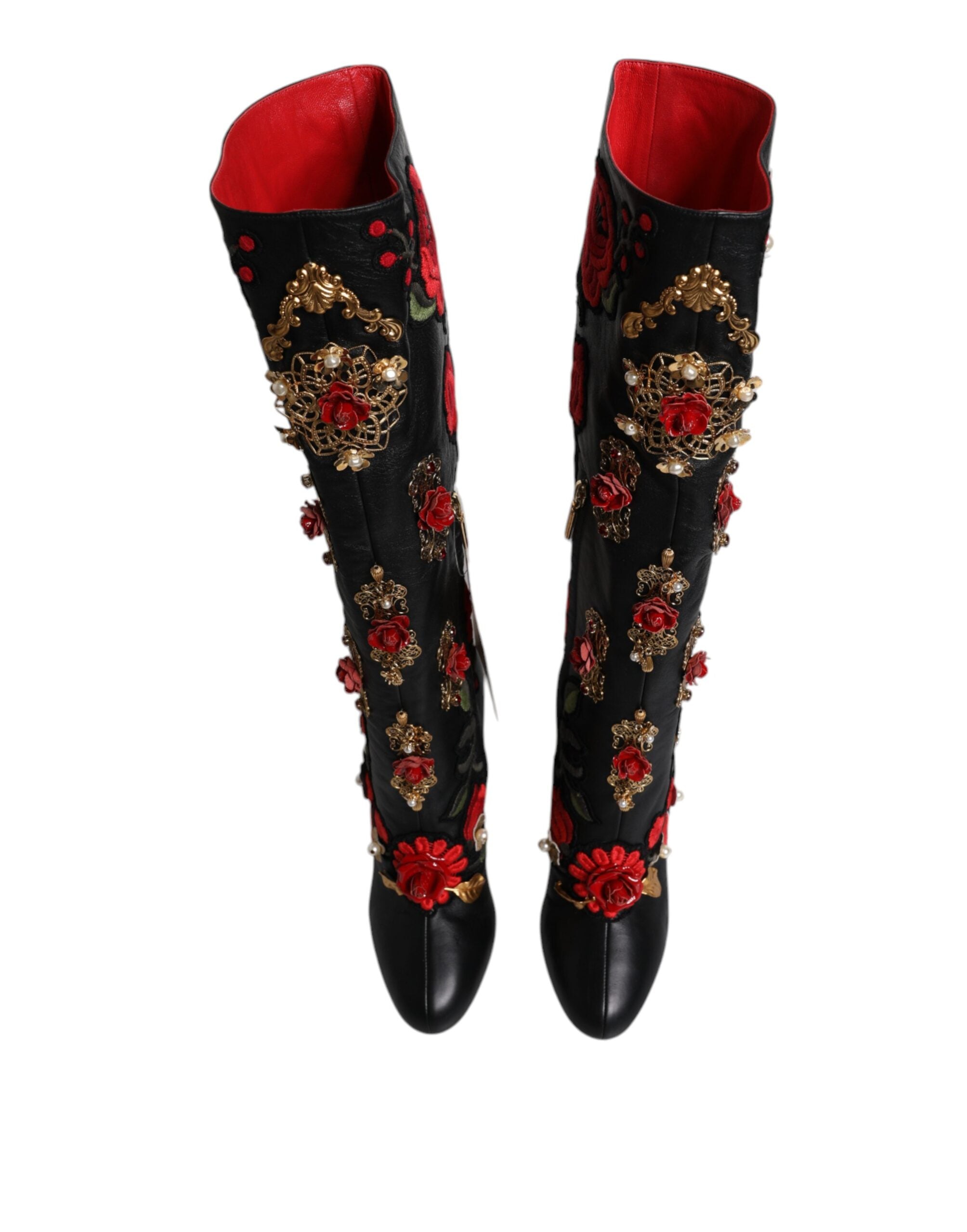 Svart läderboots med rosenbroderi och klack.