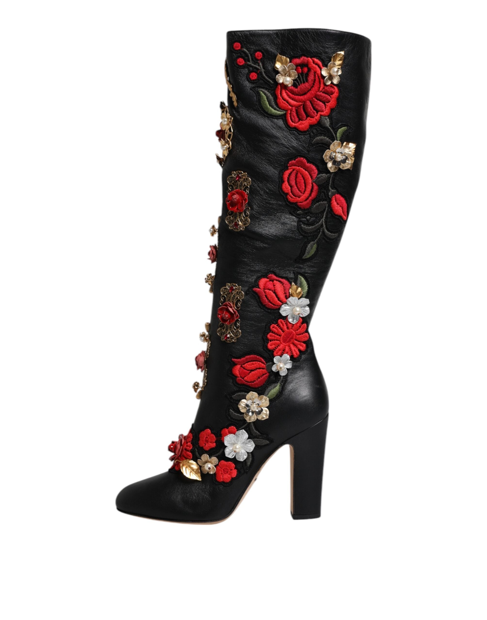 Svart läderboots med rosenbroderi och klack.