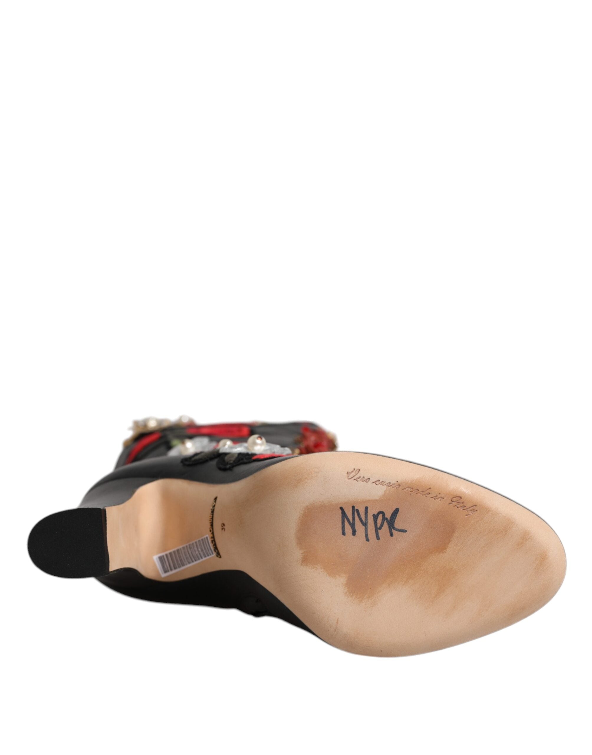 Svart läderboots med rosenbroderi och klack.