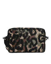 Flerfärgad leopardjacquard-väska med DG-logo, bärs över axeln.