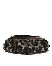Flerfärgad leopardjacquard-väska med DG-logo, bärs över axeln.
