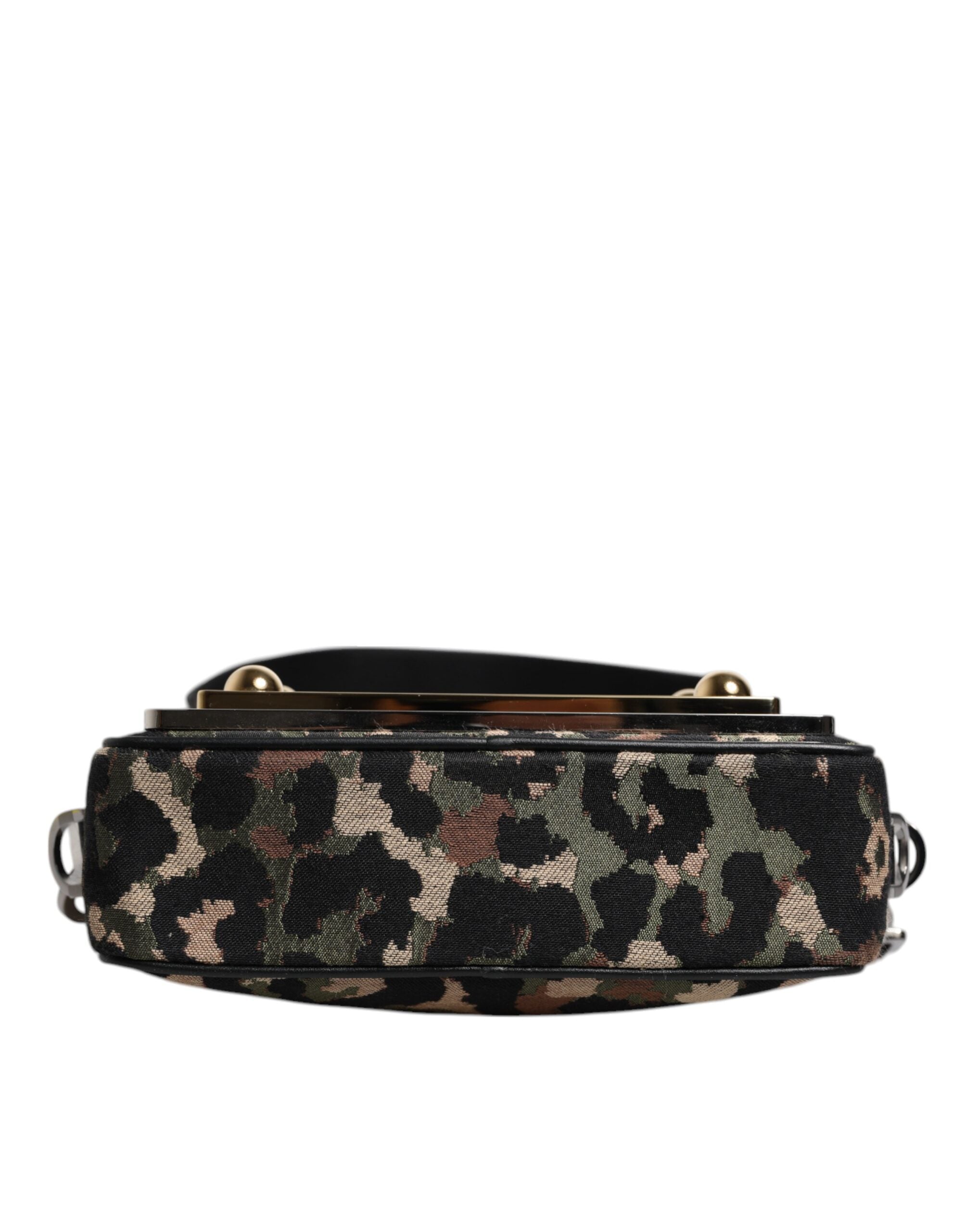 Flerfärgad leopardjacquard-väska med DG-logo, bärs över axeln.