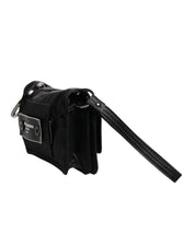 Svart väska i tyg med logotyp, kan bäras som clutch eller crossbody.