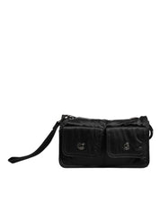 Svart väska i tyg med logotyp, kan bäras som clutch eller crossbody.