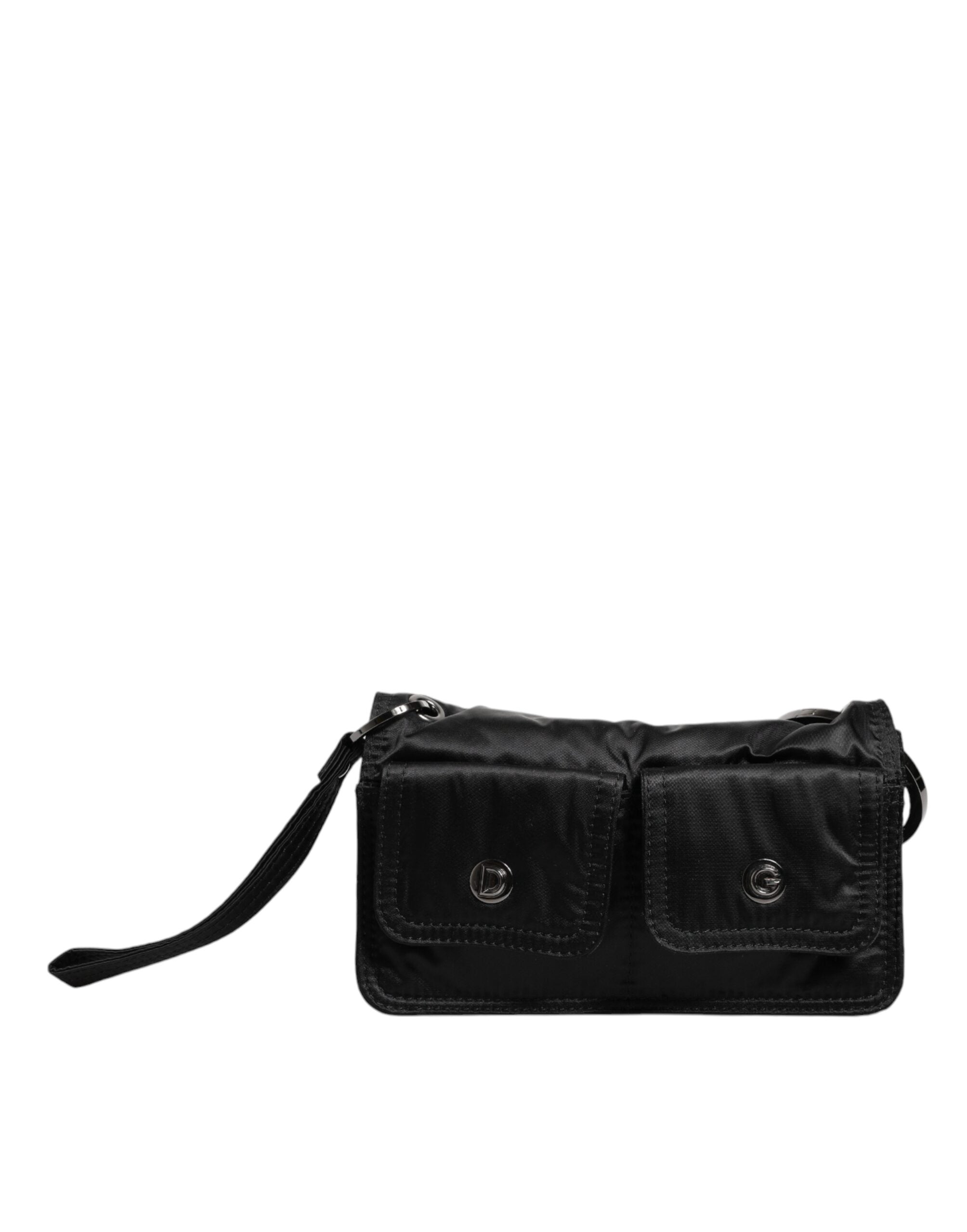 Svart väska i tyg med logotyp, kan bäras som clutch eller crossbody.