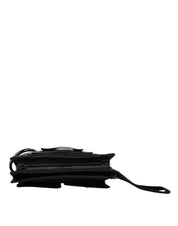 Svart väska i tyg med logotyp, kan bäras som clutch eller crossbody.
