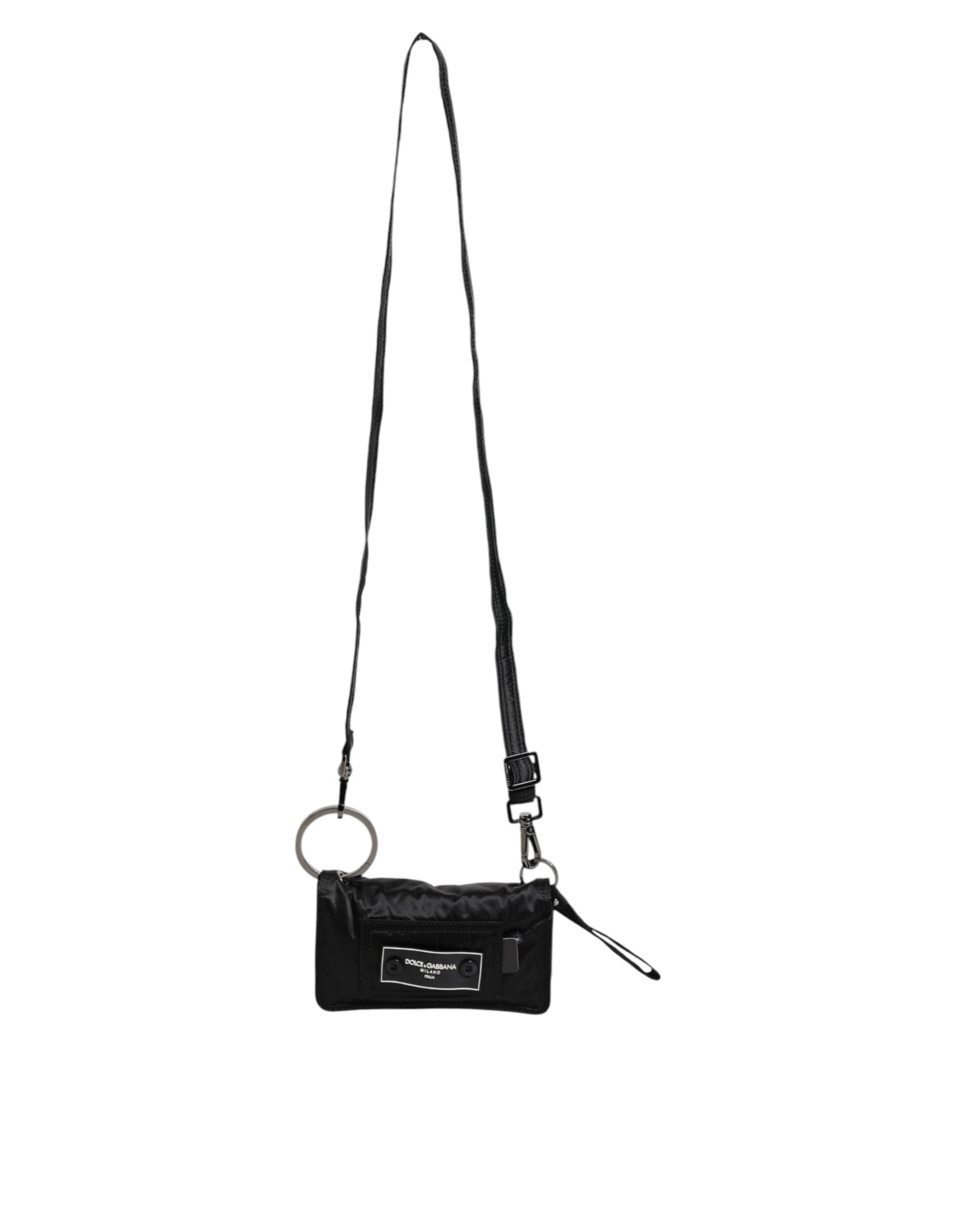 Svart väska i tyg med logotyp, kan bäras som clutch eller crossbody.