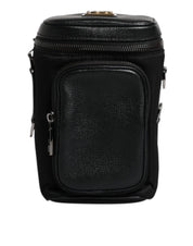 Crossbody-kameratask i svart läder med logotyp
