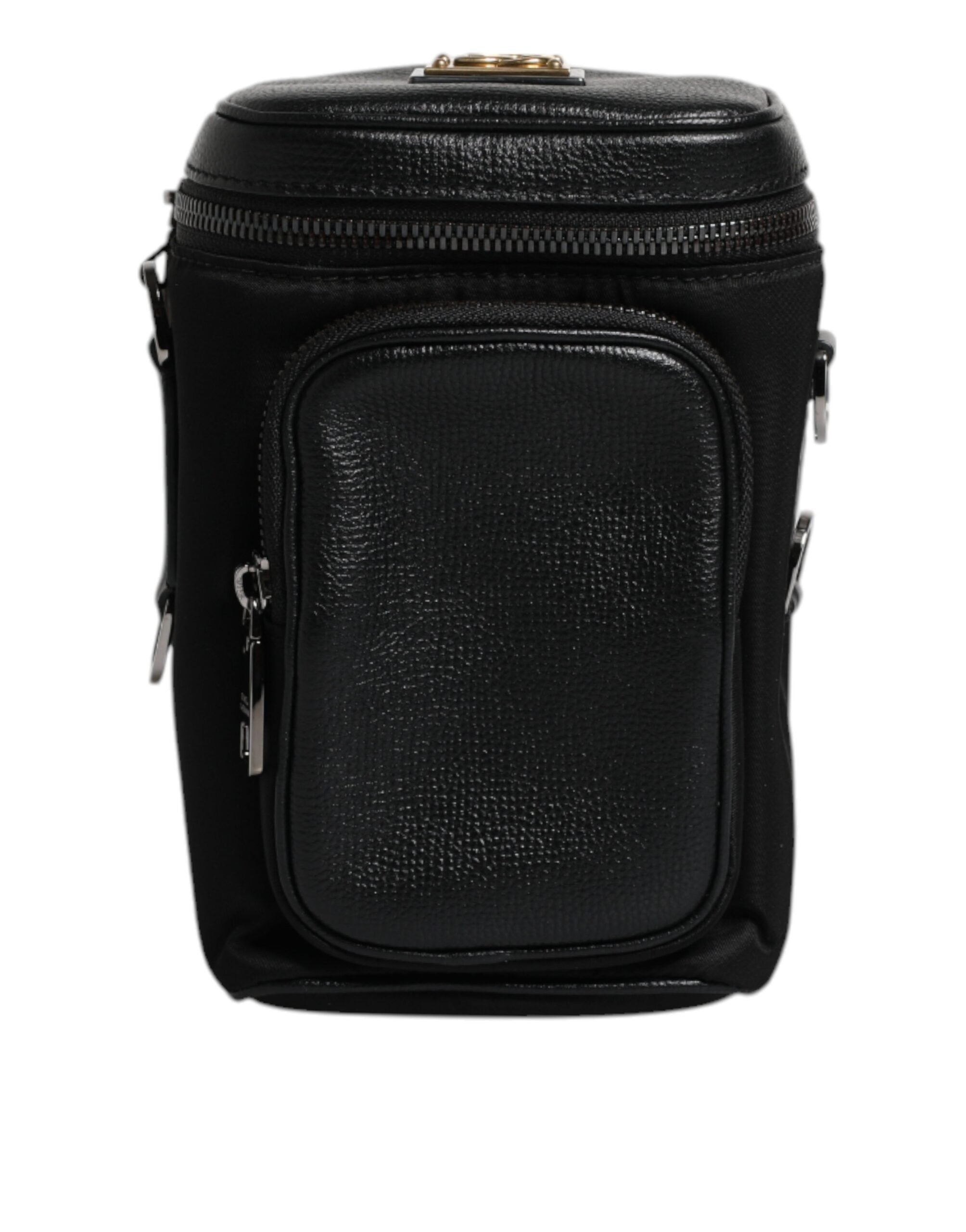 Crossbody-kameratask i svart läder med logotyp