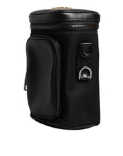 Crossbody-kameratask i svart läder med logotyp