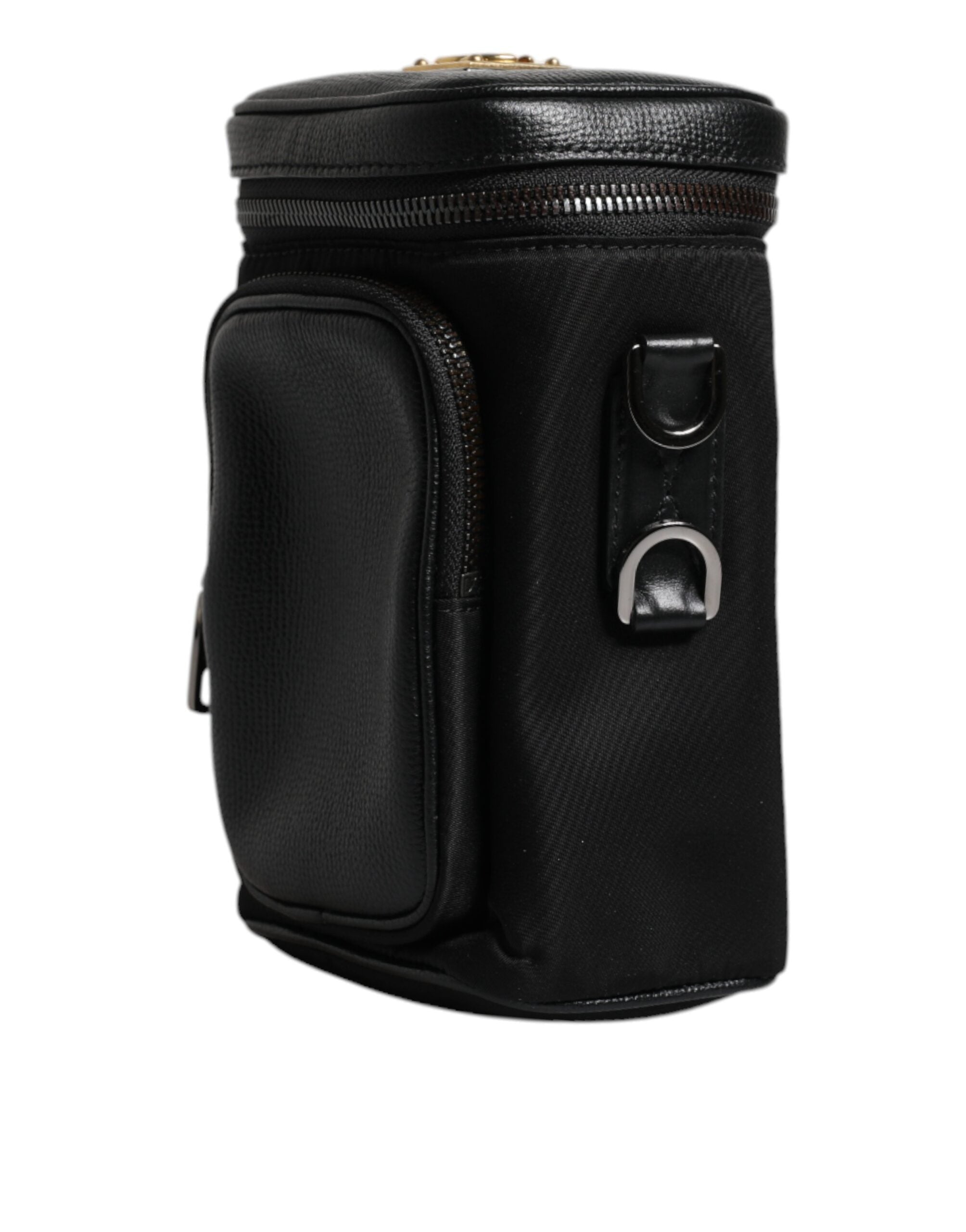 Crossbody-kameratask i svart läder med logotyp