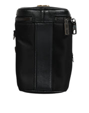 Crossbody-kameratask i svart läder med logotyp