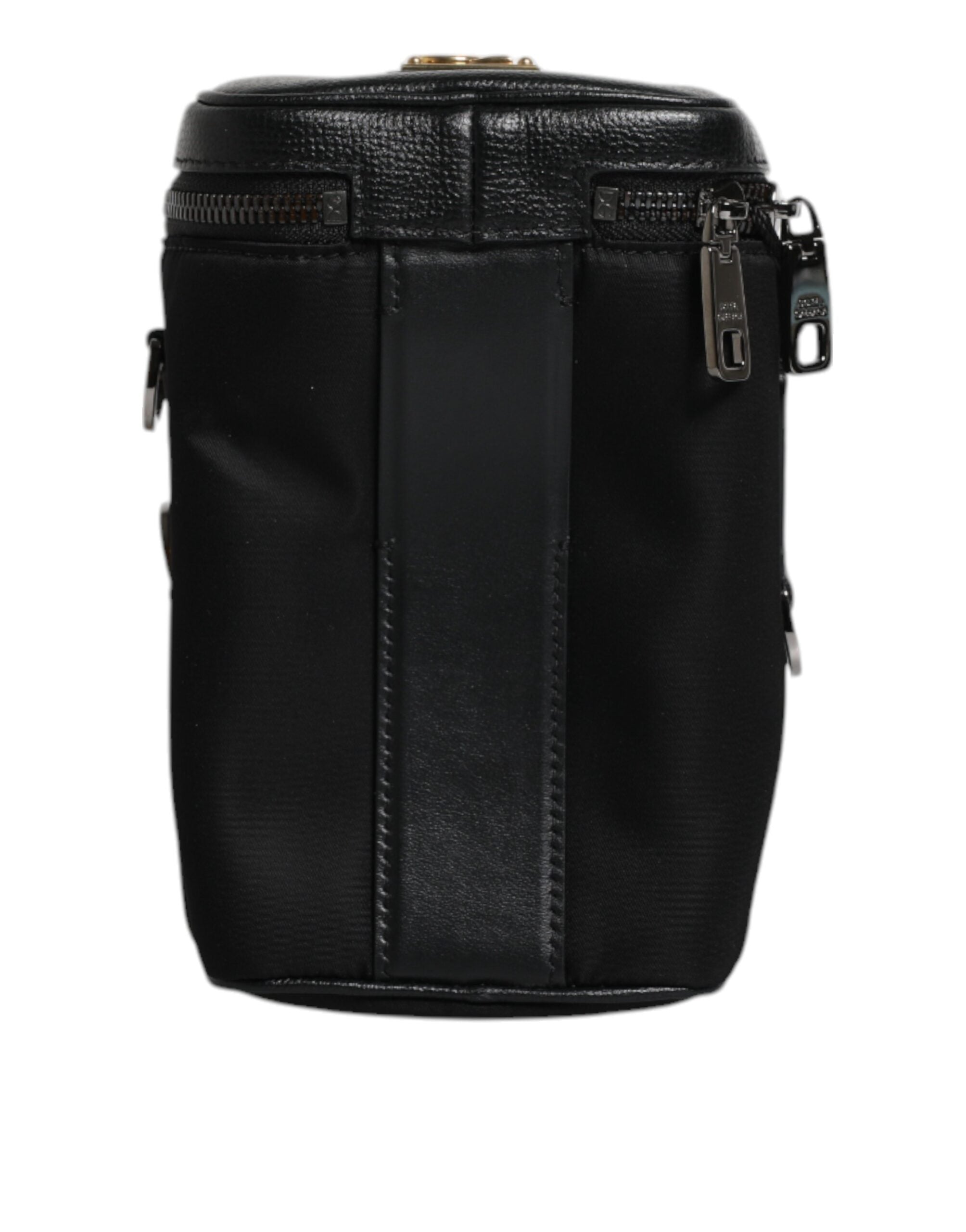 Crossbody-kameratask i svart läder med logotyp