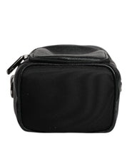 Crossbody-kameratask i svart läder med logotyp