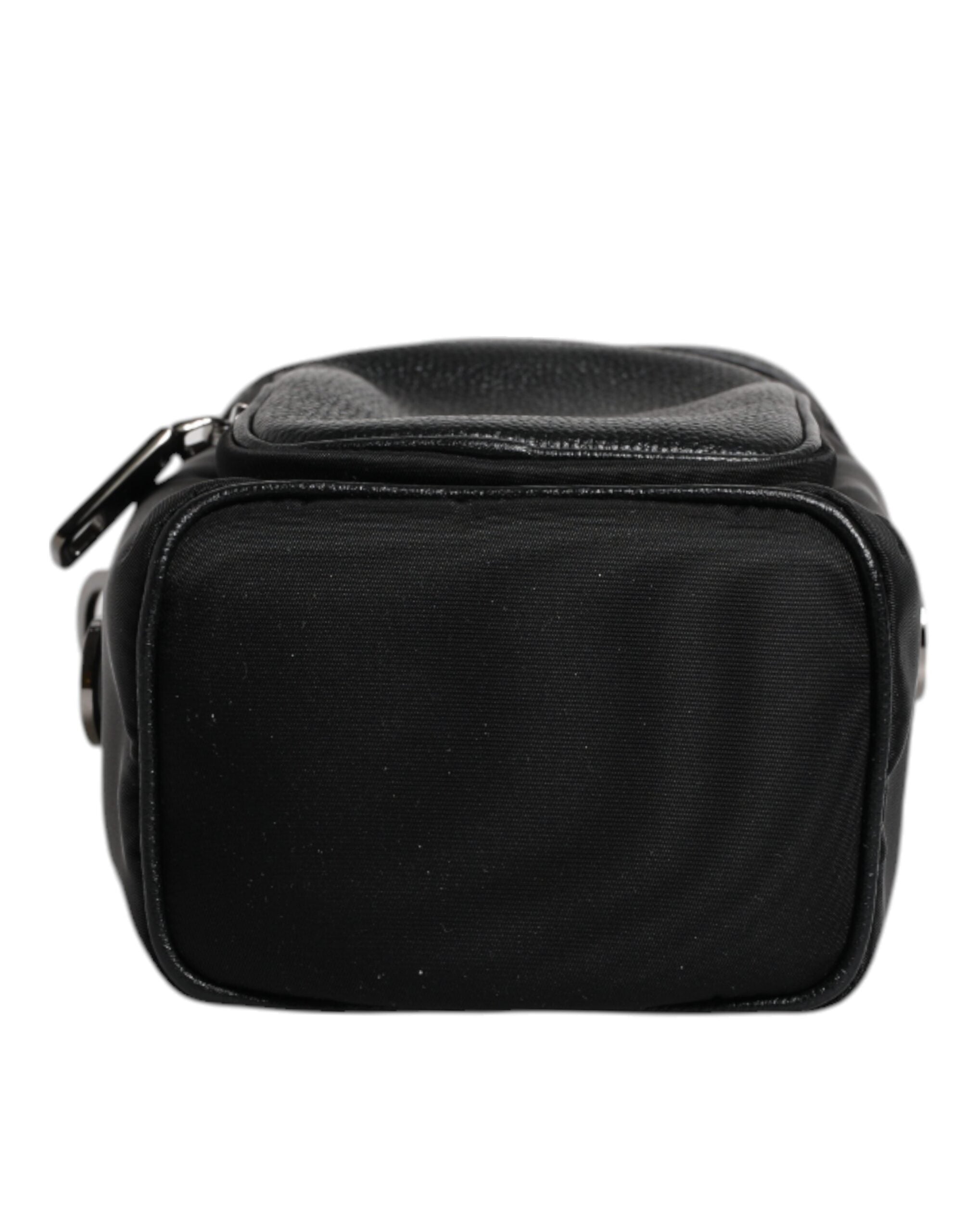 Crossbody-kameratask i svart läder med logotyp