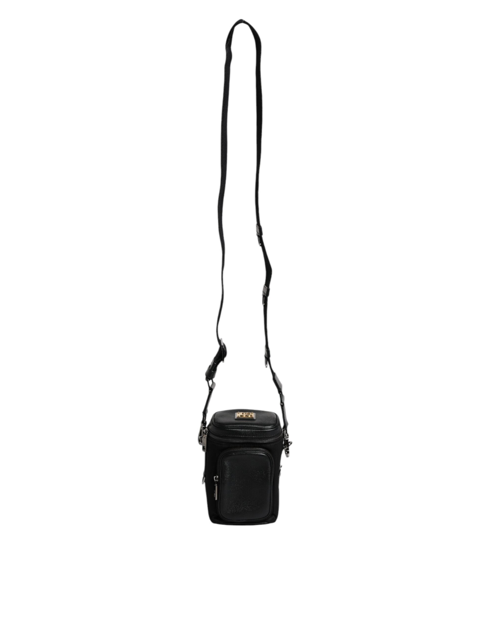 Crossbody-kameratask i svart läder med logotyp