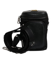 Crossbody-kameratask i svart läder med logotyp