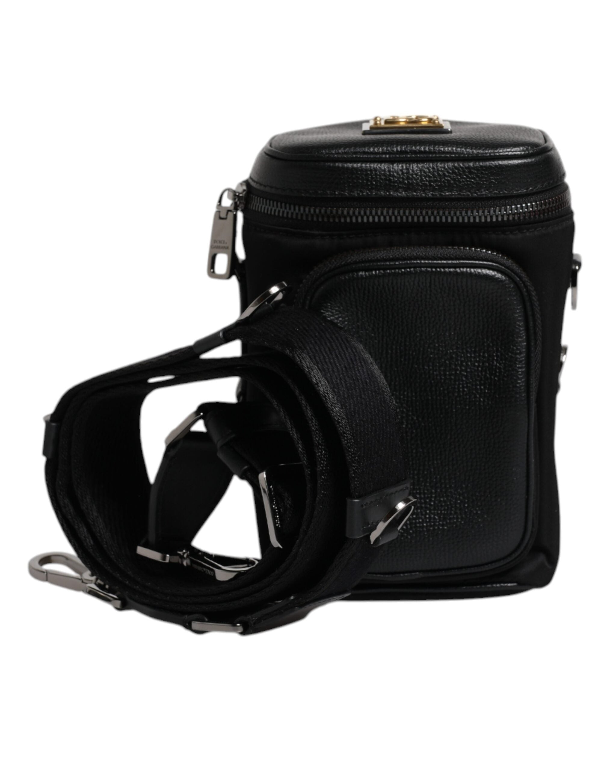 Crossbody-kameratask i svart läder med logotyp