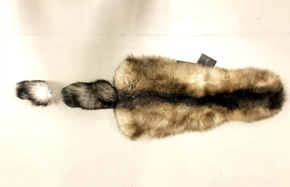 Brun rävsvanspälssjal med halsringning och krage