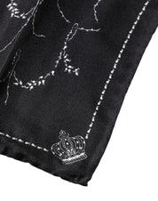 Svart mönstrad sidenscarf med logotypdetaljer