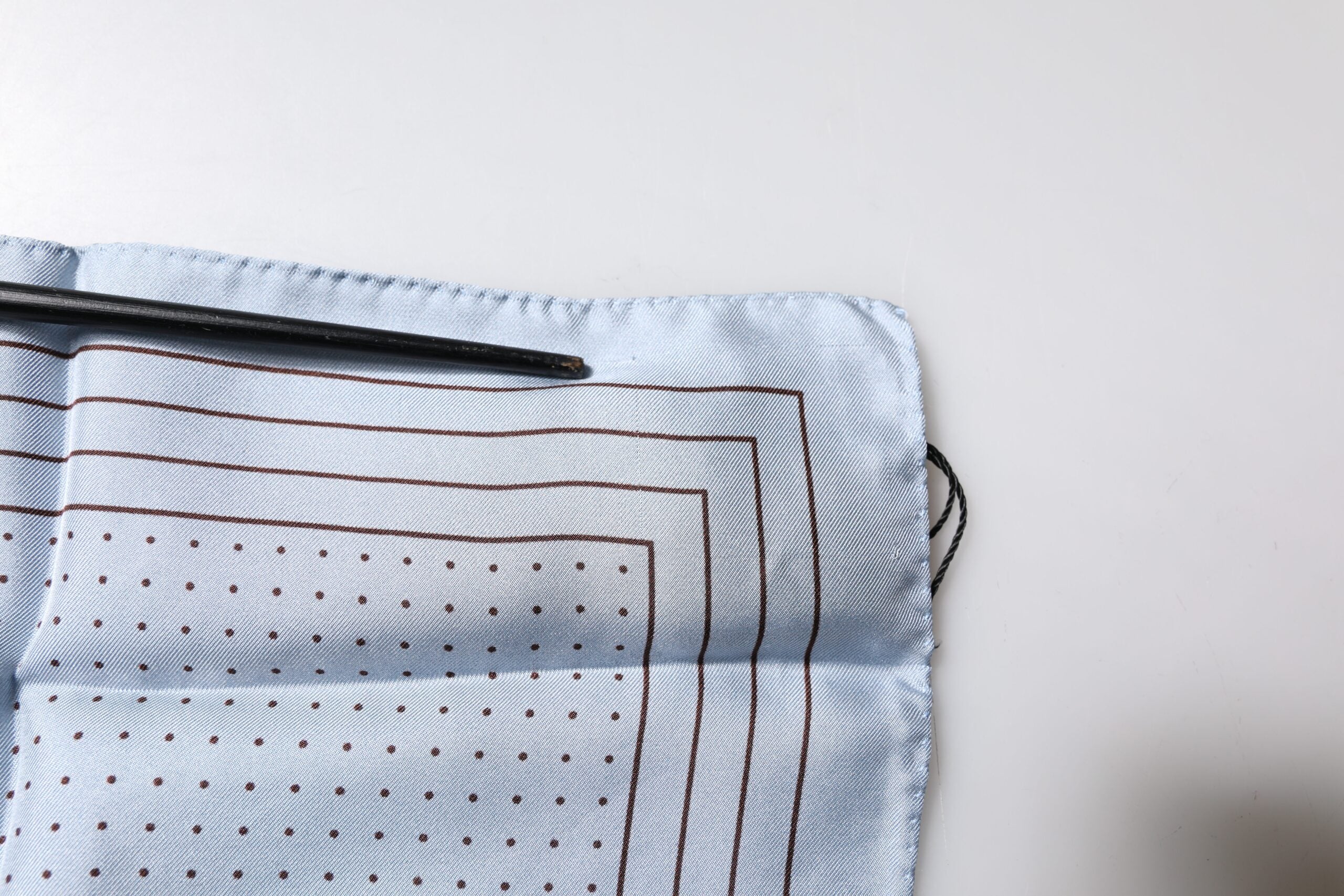 Himmelsblå sidenhalsduk med prickar