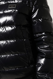 Svart logotypplackad heldragkedja med pufferjacka