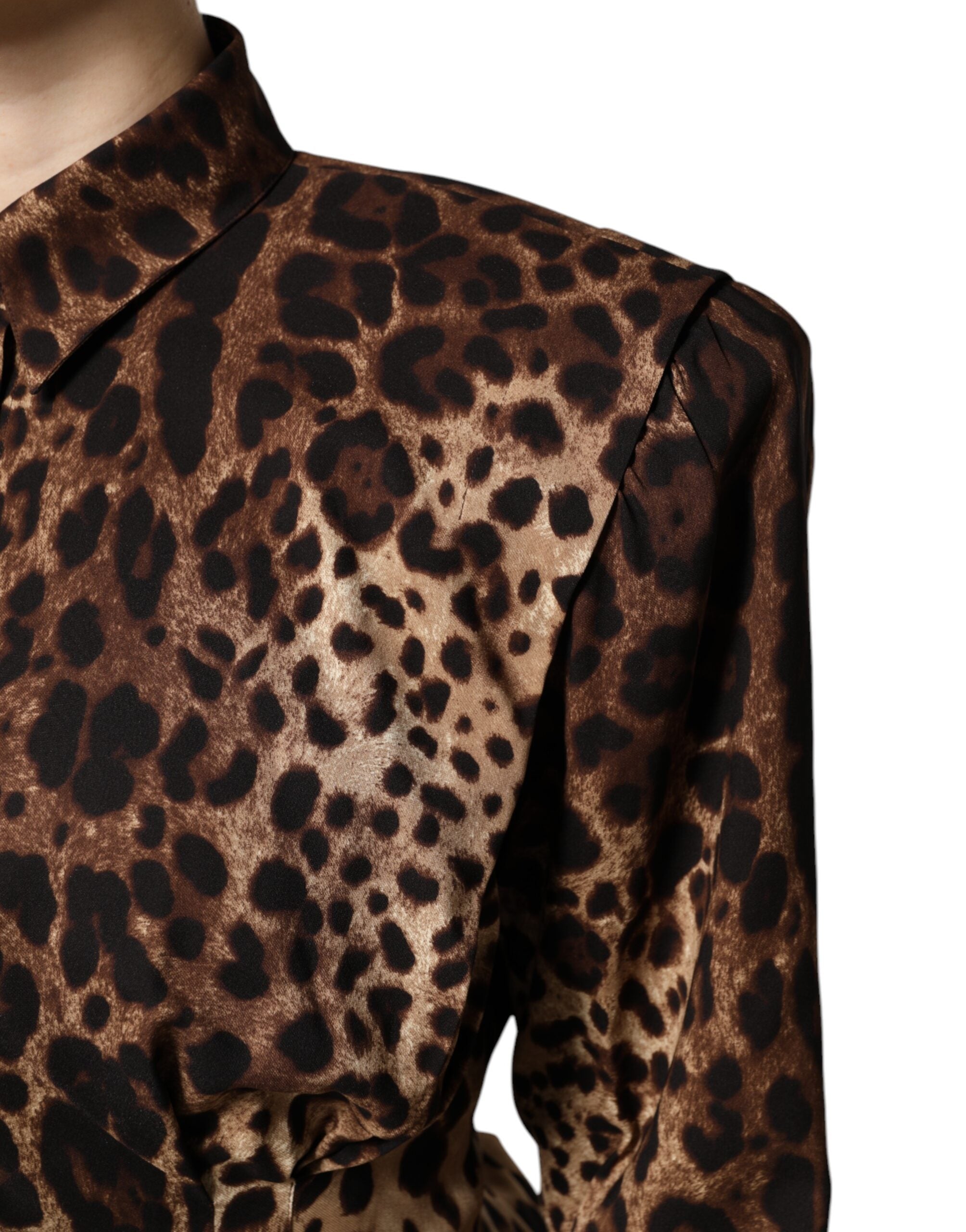 Brun leopard sidenkappa med knappar