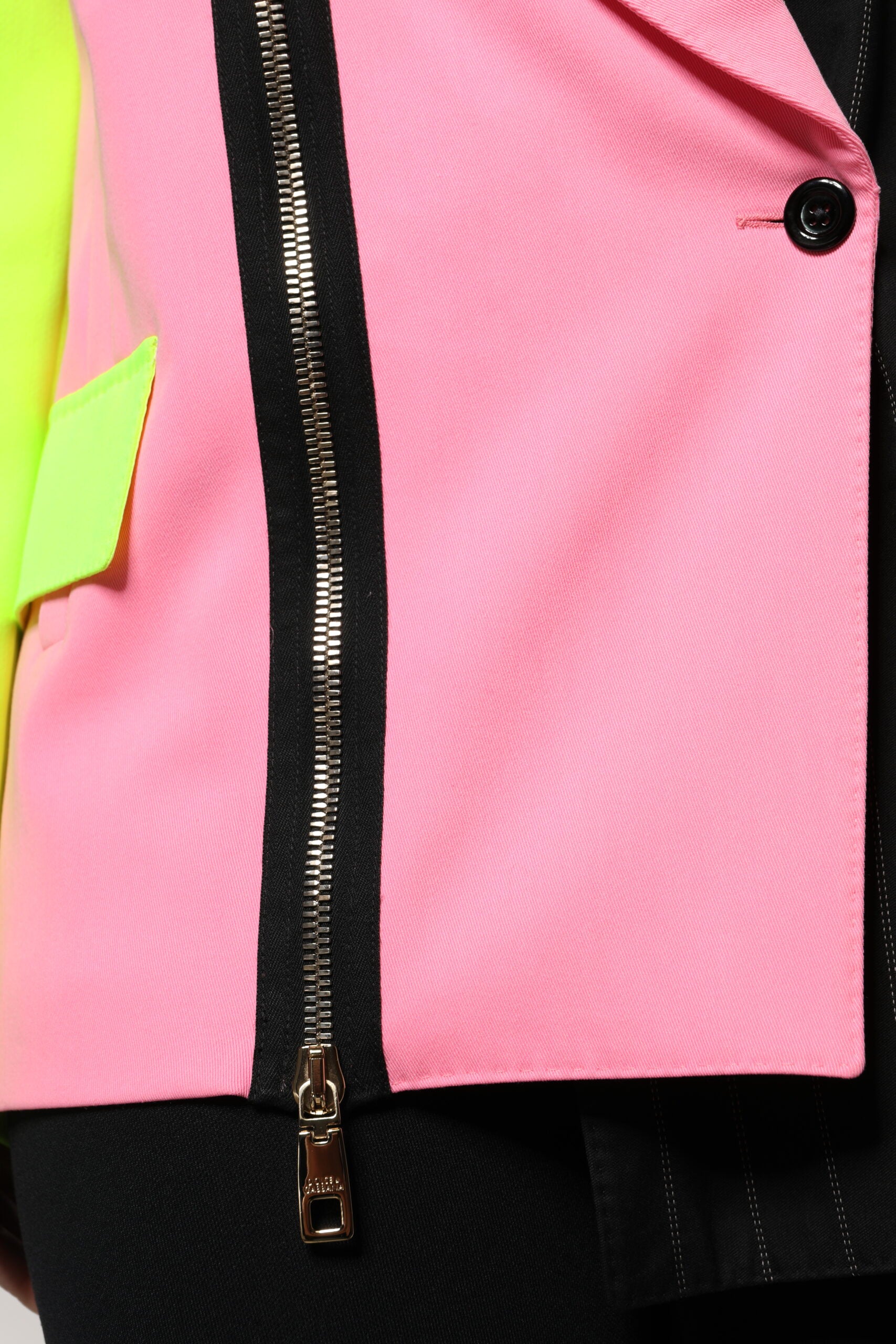 Flerfärgad lapptäcksutsmyckad kappajacka