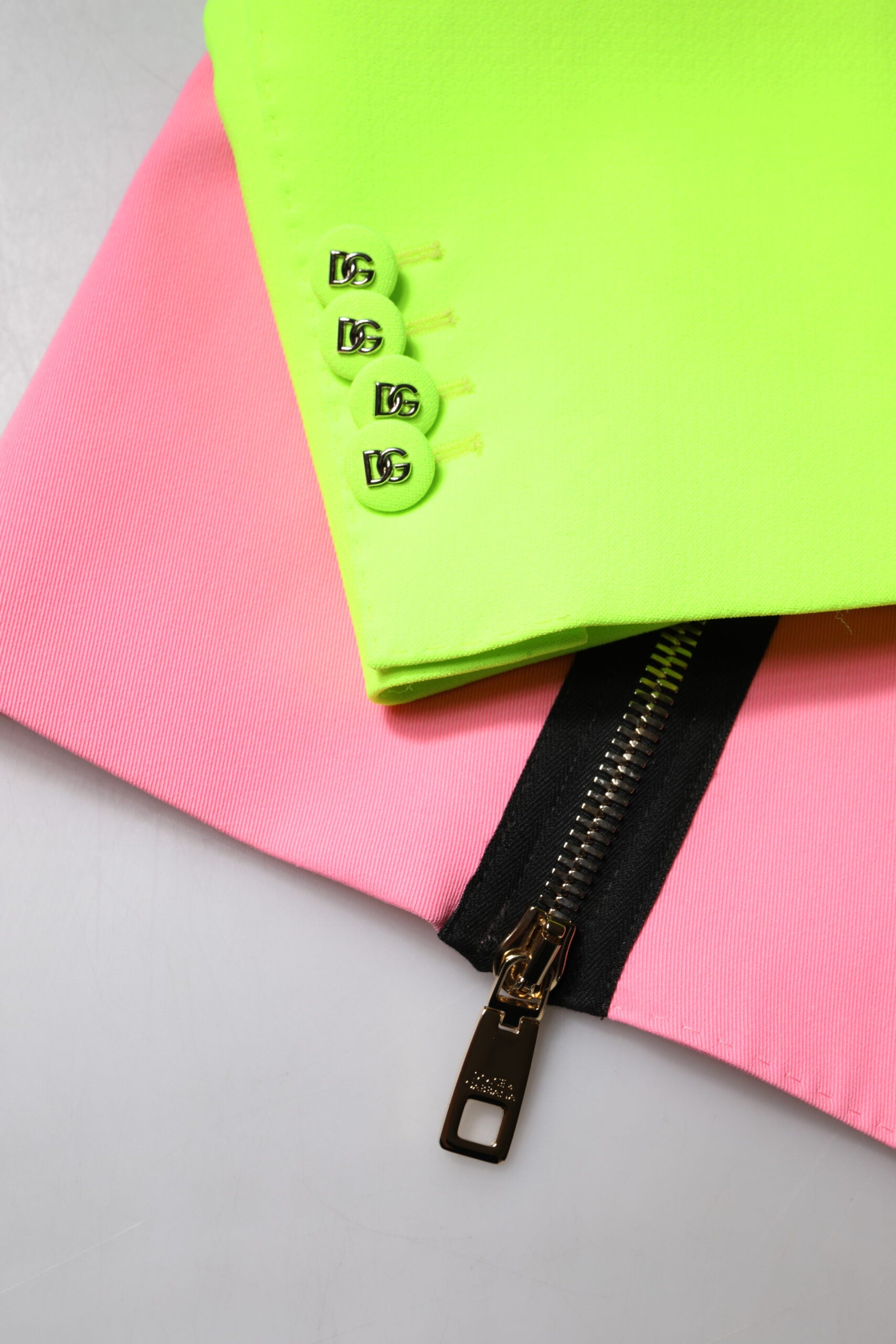 Flerfärgad lapptäcksutsmyckad kappajacka