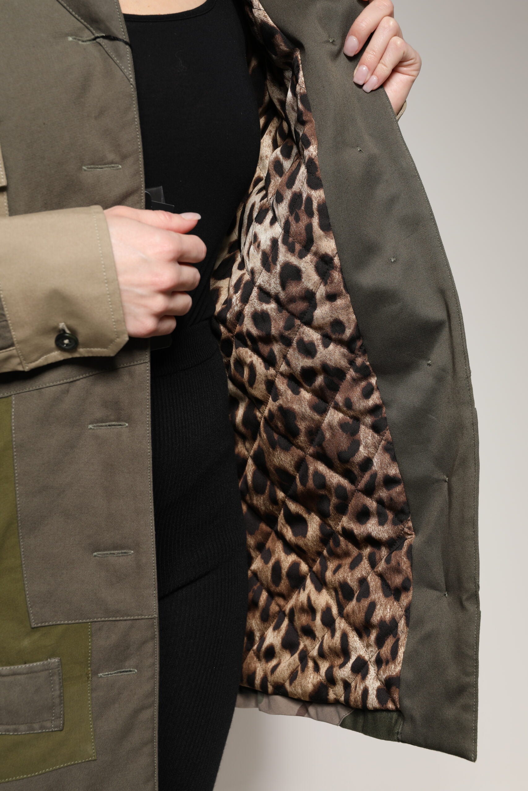 Militärgrön bomullsdunjacka med knappar