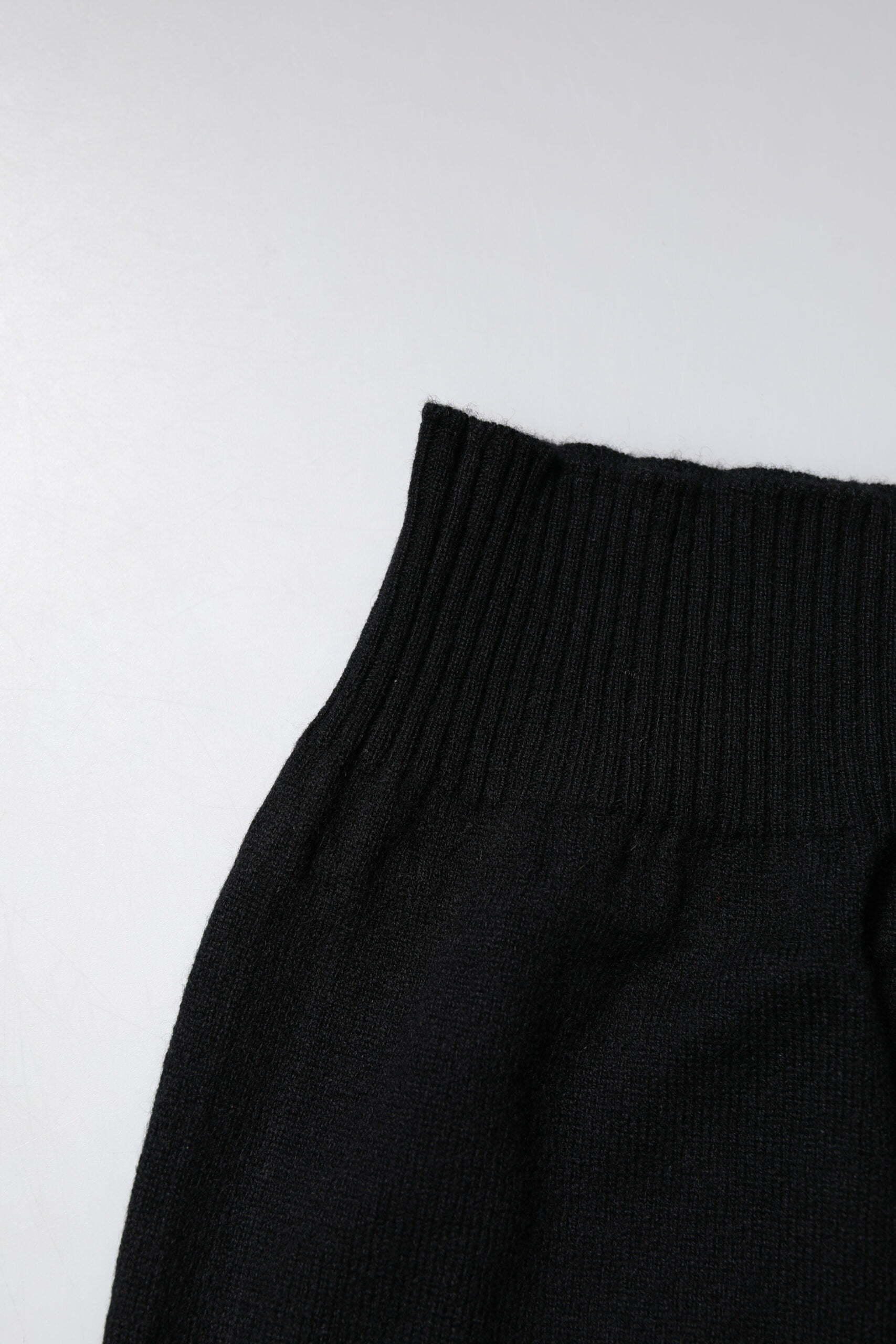 Svart kashmirhalsduk med logotypdetaljer