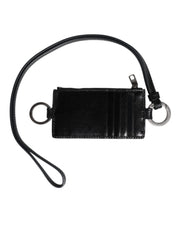 Svart läderplånbok med logotyp och präglat snodd