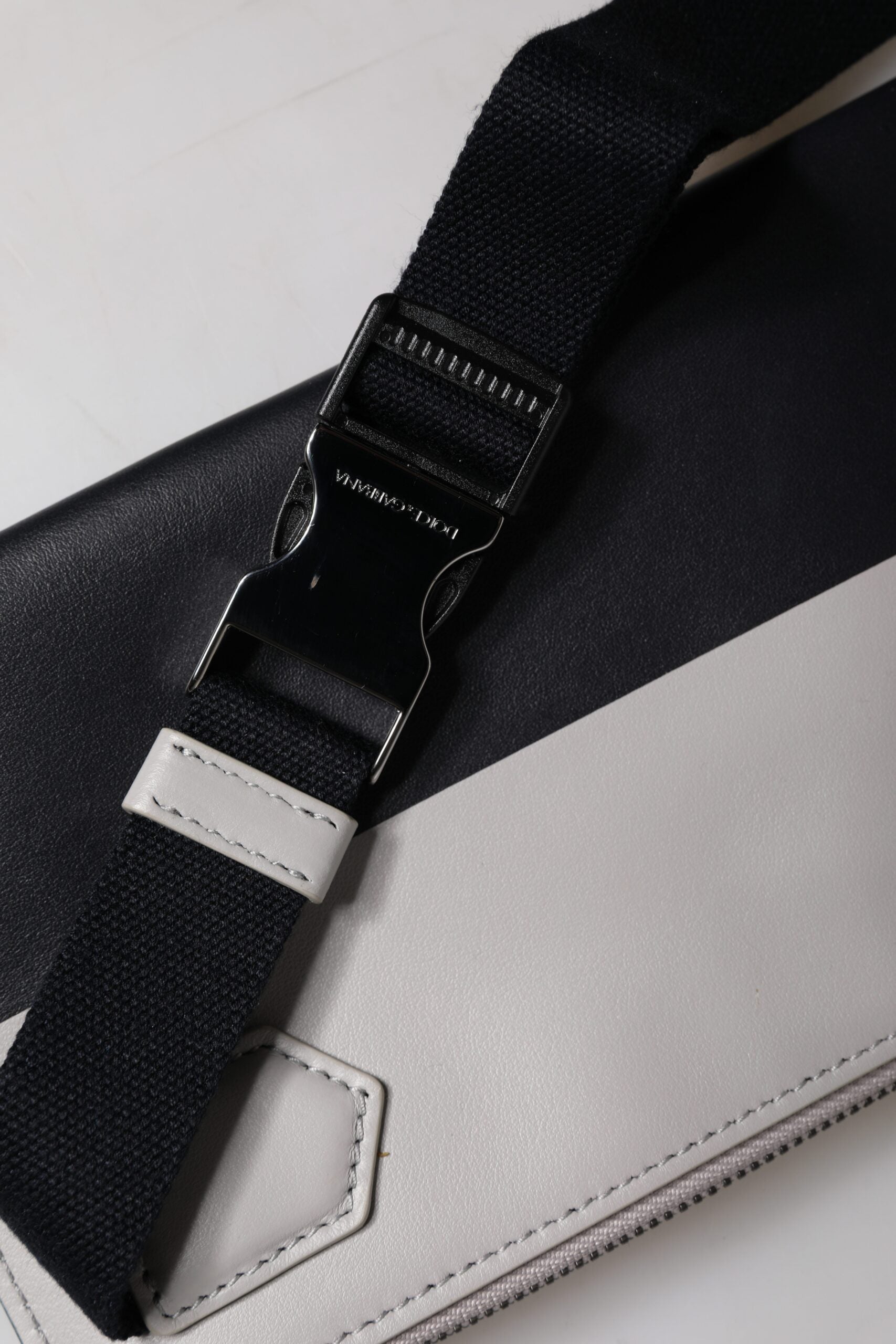 Svart Vit Läder Crossbodyväska med Präglat Logo