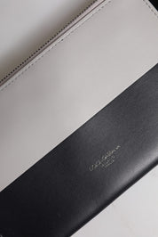 Svart Vit Läder Crossbodyväska med Präglat Logo